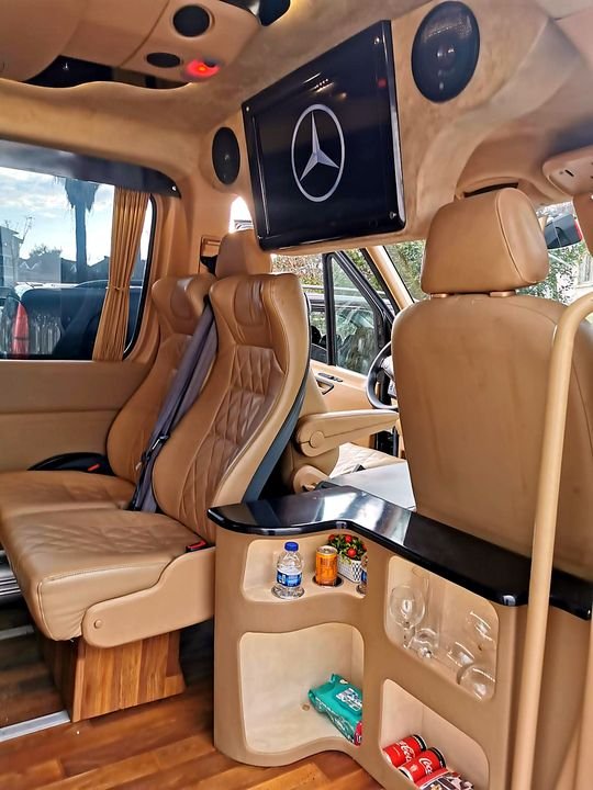 Mercedes Vito VIP – kırmızı deri lounge
